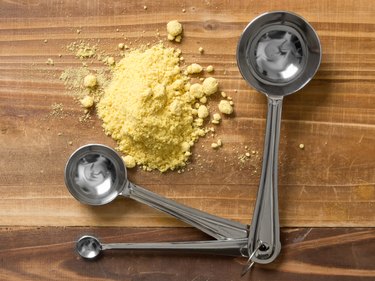 mustard powder with measuring spoons