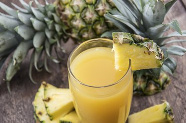 Pregnant people can drink a fresh cup of pineapple juice with a pineapple wedge