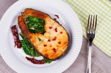 Broiled fish with dried tomatoes and spinach