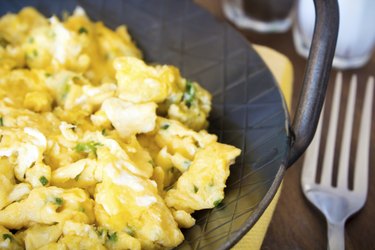Scrambled eggs calories are low
