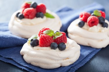 pavlova meringue cake with cream and berry