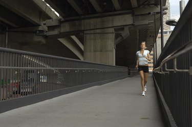 青年女子慢跑