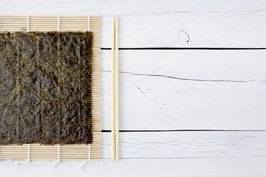 Dried seaweed, chopsticks and makisu