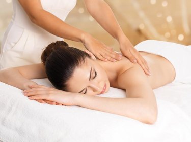 Woman having massage of body in the spa salon. Beauty treatment concept.