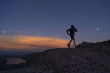 轮廓上运行的一个人一座小山