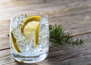 Gin with lemon and ice