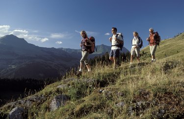 男人和女人在山腰徒步旅行