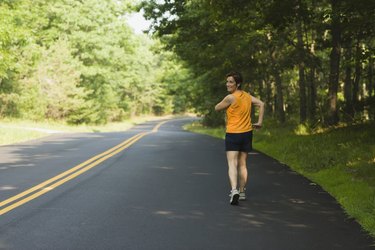 女人慢跑在路