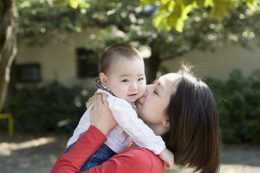 母亲亲吻女婴