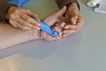 hand physiotherapy to recover a finger