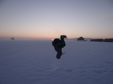 后滚翻在雪地里