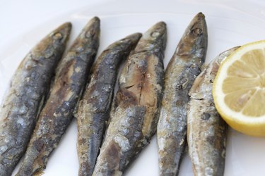 Fried sardines with lemon