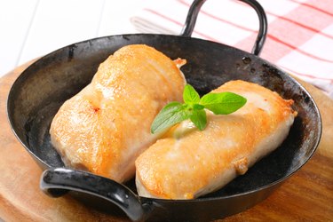 How to Cook a Chicken Fillet in a Skillet | Livestrong.com