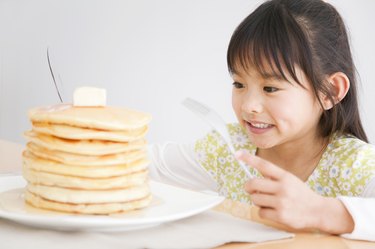 女孩要享受一堆煎饼了