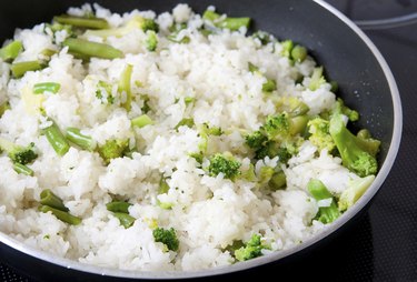 rise and broccoli on frying pan