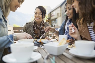 女人在咖啡馆一起吃饭