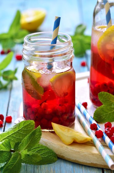 Cold redcurrant tea with lemon and mint.