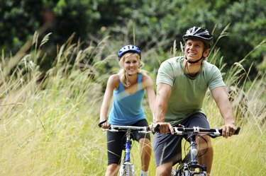 mountainbike couple outdoors