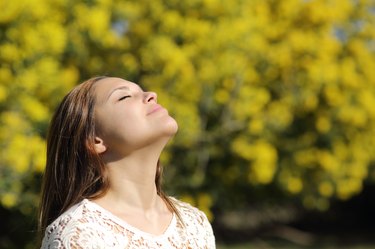 女人呼吸在春季或夏季