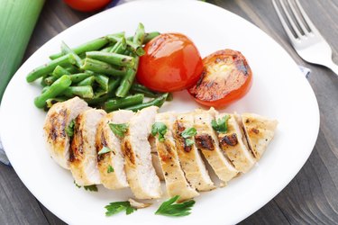 Grilled chicken with green beans and tomatoes