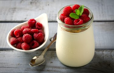 健康早餐——新鲜的希腊酸奶配树莓和薄荷
