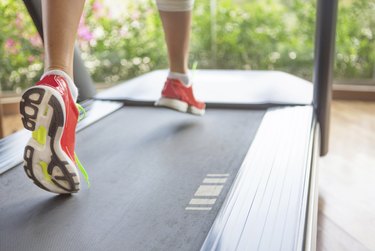 treadmill running barefoot