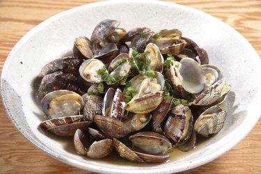 Sake-steamed clams