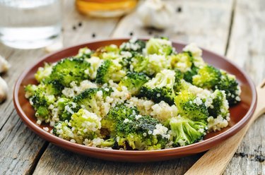 roasted garlic broccoli quinoa salad