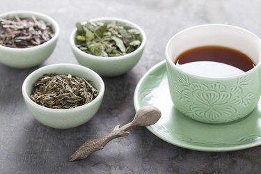 Green Tea vs. Coffee: Which Has More Caffeine & 4 Key Differences