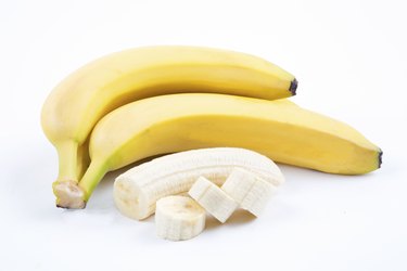 The ripe bananas with pieces