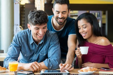 How to Eat Healthy in a College Cafeteria | Livestrong.com