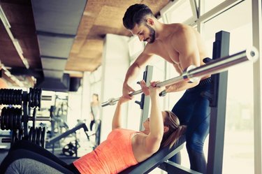 Woman Exercising On Chest Press Machine In Gym Holding Handles Foto de  stock - Getty Images