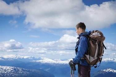 山里的徒步旅行者