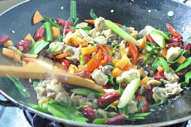 stir frying chicken and vegetabele in wok