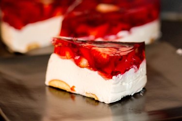 delicious strawberry jelly cake - homemade strawbery cheesecake