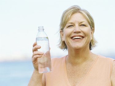 一个成熟的女人拿着水瓶的特写镜头