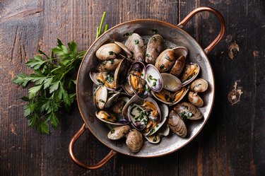 Shells vongole venus clams with parsley