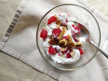 Yogurt with raspberries and granola