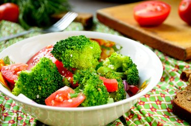 Green salad with broccoli, tomato and sesame seed