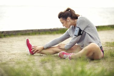 女人锻炼之前伸展双腿