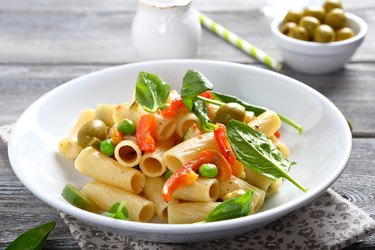 Delicious pasta with spinach and green peas