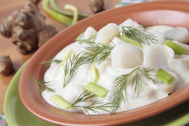 Jerusalem artichoke in milk sauce