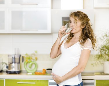 pregnant mother drink water
