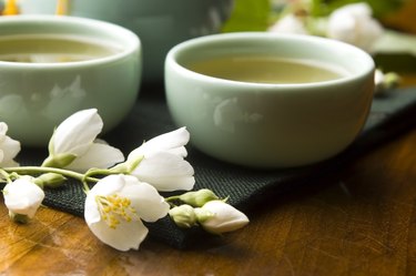 绿茶和茉莉花在杯子和茶壶