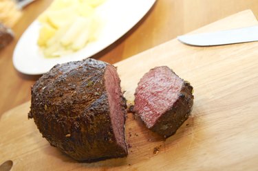 Roastbeef on wooden plank