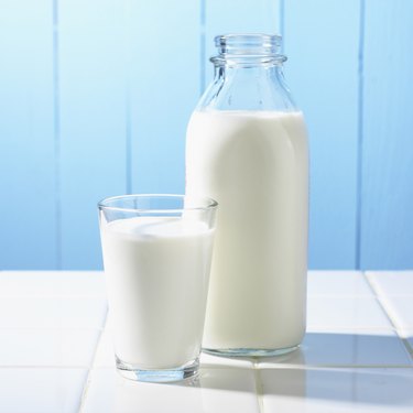 Calories & Sugar in Skim Milk | Livestrong.com