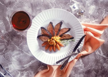 Sliced venison with papaya and wine