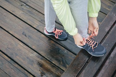 女子系带跑步运动鞋