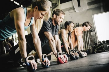 人做这种训练锻炼在健身房使用kettlebells