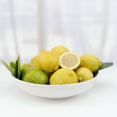 A bowl of lemons